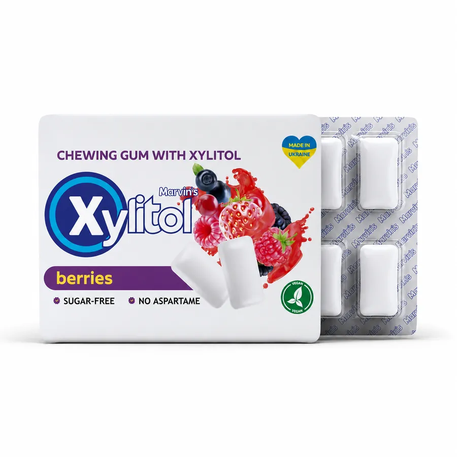 Xylitol-sweetened sugar-free chewing gum with a berry flavour